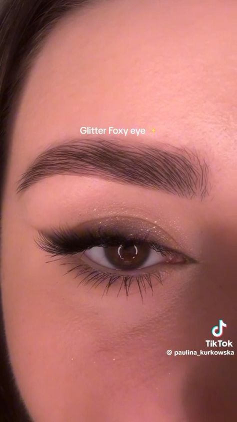 makeup tutorial Different Eyeliner, Sparkle Eye Makeup, Dinner Makeup, Glittery Eye Makeup, Fox Makeup, Glittery Eyes, Date Night Makeup, Fox Eyes, Face Art Makeup