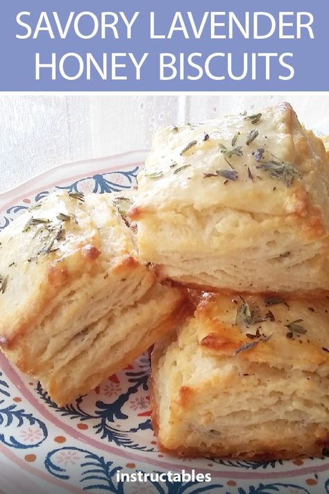 Lavender Food, Flakey Biscuits, Honey Biscuits, Easy Biscuits, Biscuits Homemade, Baking Holiday, Lavender Recipes, Biscuits Easy, Lavender Honey