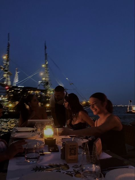 Boat Dinner Aesthetic, Yacht Dinner Aesthetic, Luxury Best Friends Aesthetic, Cute Dinner With Friends, Dinner And Drinks Aesthetic, Boat Party Night, Wine Friends Aesthetic, Wine With Friends Aesthetic, Restaurant With Friends Aesthetic