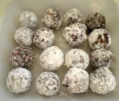 Date Balls, Peanut Butter Truffles, Rum Balls, Truffle Butter, Date Recipes, Fun Foods, Balls Recipe, Chocolate Peanuts, Easy Chocolate