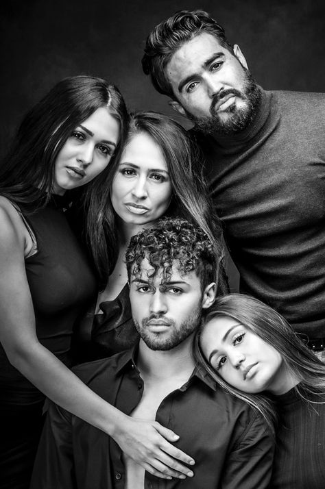 Funny Family Studio Photos, Diy Family Portraits Ideas, Black White Family Photos, Family Of 5 Photoshoot Ideas, Family Portrait Poses Studio, Family Of 5 Photoshoot Posing Ideas, Family Photo Studio Concept, Creative Family Photoshoot, Edgy Family Photoshoot