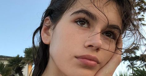 Kaia Gerber, Dakota Fanning and More of The Best Celebrity Beauty Instagrams Fluffy Eyebrows, Big Eyebrows, Blow Dryer With Comb, Kaia Jordan Gerber, Eyebrow Trends, Curling Hair With Wand, Dark Complexion, Waxed Eyebrows