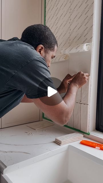 HGTV Canada on Instagram: "Unleash your inner designer with this step-by-step backsplash tiling tutorial! 💫☺️ @intl_peach" Same Tiles Inside And Outside, Kitchen With Backsplash Ideas, Lichen Backsplash Ideas, Diy Tile Backsplash In Kitchen, Cool Backsplash Ideas Kitchen, Cheap Backsplash Ideas Diy, Kitchen Wood Backsplash, How To Tile Backsplash, Large Tile Backsplash Kitchen