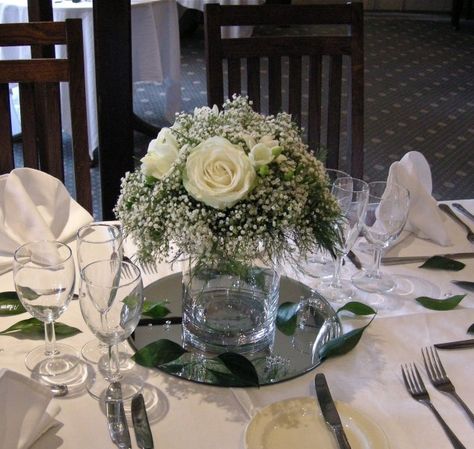 Centerpiece Green And White Wedding Flowers, Wedding Table Arrangements, Wedding Flower Arrangements Table, Wedding Event Dresses, Vase Deco, Table Arrangements Wedding, Wedding Table Flowers, Wedding Table Plan, White Wedding Flowers