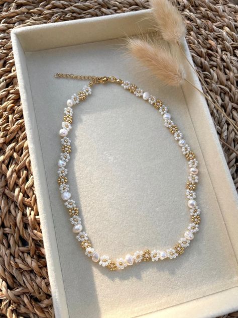 Milana Necklace Handmade With Flower Design White & Gold - Etsy Gold Flower Design, Preppy Jewelry, Diy Bracelet Designs, Beads Bracelet Design, Handmade Jewelry Tutorials, Jewelry Accessories Ideas, Beaded Bracelets Diy, Diy Schmuck, Elegant Necklaces