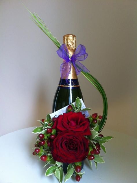 BOTELLA DECORADA Flowers And Champagne, Valentine Flower Arrangements, Bottle Gift Wrapping, Champagne Flowers, Bottle Centerpieces, Wine Gift Baskets, Creative Flower Arrangements, Wine Bottle Gift, Wine Bottle Art