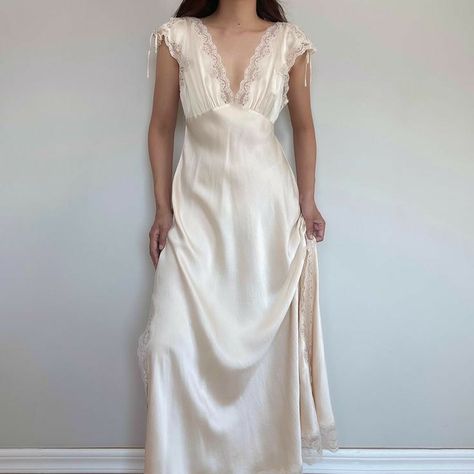 Nightgown Wedding Dress, Vintage Sleeping Gown, Vintage Night Gowns, Sleep Dress Aesthetic, Night Gowns Elegant, Silk Nightwear Romantic, Long Sleep Dress, Elegant Nightgown, Sleeping Gown