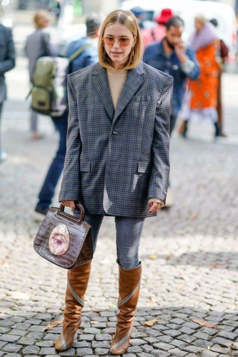 20 Street Style Approved Ways To Wear Oversized Blazers Oversized Blazer Street Style, Pernille Teisbaek, Blazer Street Style, Cooler Style, Best Blazer, Street Style 2017, Autumn Street Style, Blazer With Jeans, Oversized Blazer