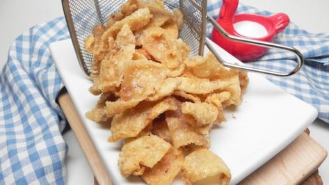 Chicken cracklings are similar to pork rinds... A great way to use up chicken skins to make an easy keto snack. Chicken Skins, Crispy Chicken Skin, Fried Chicken Skin, Lemon Pepper Chicken Wings, Reheat Chicken, Crispy Fried Chicken, Chicken Skin, Pork Rinds, Food Website