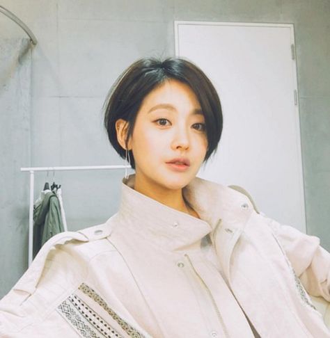 Oh Yeon-seo showed off her fascinating short hairstyle. On November 26th, actress Oh Yeon-seo posted a photo of herself on her personal Instagram saying, 'It snowed. Have a happy day'. Haircut Korean, Ideas Haircut, Short Black Hair, Korean Short Hair, Asian Short Hair, Super Hair, Shot Hair Styles, Short Hair Styles For Round Faces, Girl Short Hair