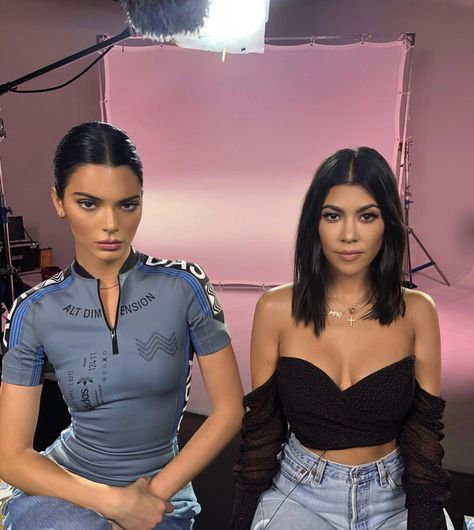 Kendall And Kourtney, Kendall Ve Kylie, Kendall Jenner Makeup, Estilo Kardashian, Robert Kardashian, Kardashian Family, Kylie Jenner Outfits, Jenner Outfits, Teen Choice Awards