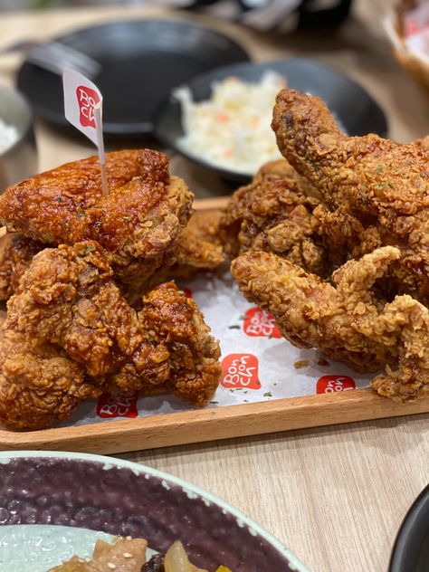 Bonchon Chicken Restaurant, Bonchon Chicken, Chicken Restaurant, Food Trip, Chicken Lovers, Food Goals, Food Cravings, Meal Ideas, Travel Food