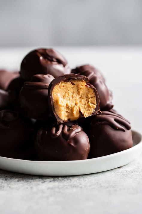 Paleo and Vegan Peanut Butter Truffles - The Paleo Running Momma Buckeye Cookies Recipe, Almond Butter Cookie, Buckeye Cookies, Easy Chocolate Pudding, Peanut Butter Truffles, Peanut Butter Eggs, Almond Butter Cookies, Plant Paradox, Paleo Recipes Dessert