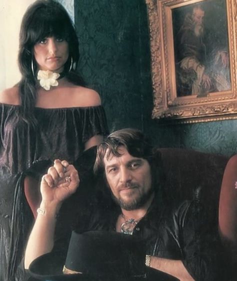 Waylon And Jessi, Rock And Roll Country Style Outfit, Western Pictures, Jessi Colter, Rock Photoshoot, Cowboy Photography, Cowboy Love, Country Musicians, Waylon Jennings