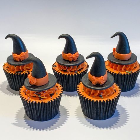 Indulge in a set of twelve witch-themed Halloween cupcakes. Handmade black witches' hats atop generous swirls of buttercream. Order now for spooky sweetness! Festa Hotel Transylvania, Halloween Cake Design, Halloween Uk, Cupcakes For Halloween, Cupcakes Flores, Witch Cupcakes, Postres Halloween, Fall Cupcakes, Halloween Wallpaper Cute