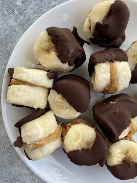 Frozen Peanut Butter Frozen Chocolate Peanut Butter Bananas, Chocolate Banana Froyo Clusters, Chocolate Banana Bites, Peanut Butter Chocolate Banana, Frozen Banana Recipes, Granola Butter, Frozen Peanut Butter, Healthy Banana Recipes, Kid Friendly Dessert