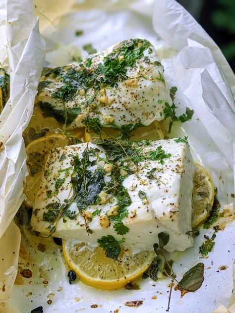 Halibut En Papillote Halibut Papillote, Halibut Recipes Healthy, Parchment Paper Recipes, Papillote Recipes, Fish Dishes Recipes, Fish For Dinner, Fancy Dinners, Halibut Recipes, Winter Cooking