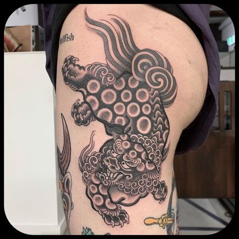 Foo Dog Tattoo Black And Grey, Pho Dog Tattoo, Shisa Dog Tattoo, Japanese Knee Tattoo, Fu Dog Tattoo, Japanese Foo Dog, Foo Dog Tattoo Design, Foo Dog Tattoo, Tattoo Japanese Style