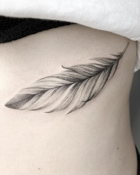 Feather Tattoo Drawing, Tattoo Plume, Small Feather Tattoo, Feather Tattoo Meaning, Feather Tattoo Design, Stomach Tattoos, Arrow Tattoo, Tattoo Project, Feather Tattoo