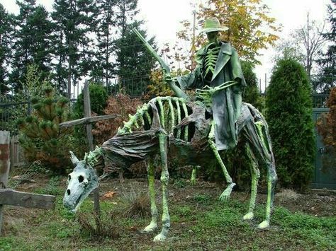 A Skeleton Horse & Rider outdoor Home Haunt Display during Halloween. Diy Halloween Dekoration, Halloween Decor Diy, Halloween Decorations For Kids, Halloween Tattoo, Spooky Halloween Decorations, Fun Halloween Decor, Halloween Yard Decorations, Yard Decorations, Halloween Tags