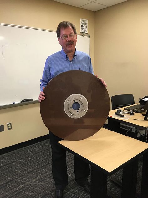 My Professor Brought In A 10 Mb Hard Disk From The 1960's Alter Computer, High School History Teacher, Super Pictures, Writing Memes, History Professor, Computer History, Old Computers, Disco Duro, Vintage Electronics