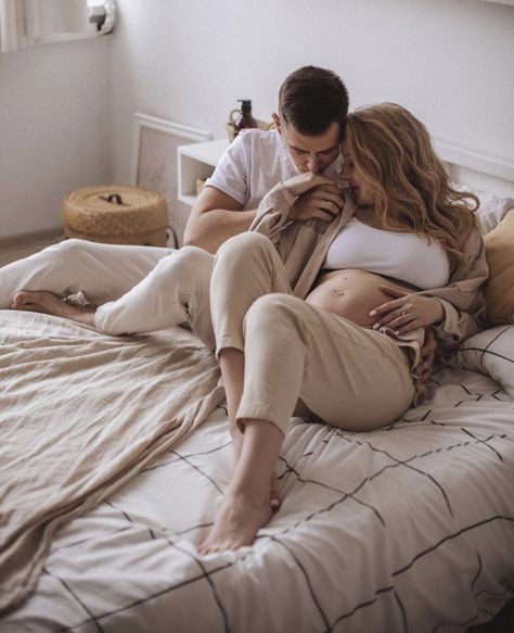 Maternity Photography On Bed, Maternity Shoot In Bed, Maternity Photography Bed, Bed Maternity Shoot, Maternity Bed Photos, Bed Maternity Pictures, Maternity Photoshoot At Home, Autumn Maternity, Studio Maternity Photos