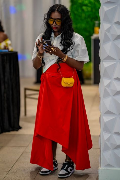 Stylish Maxi Skirt Outfits, Long Skirts And Sneakers Outfit, Red Dress Casual Outfit, Red Outfit Black Women, Maxi Skirt Outfit Black Women, Spring Chic Outfits, Maxi Skirt Street Style, Street Style Black Women, Styling Maxi Skirt