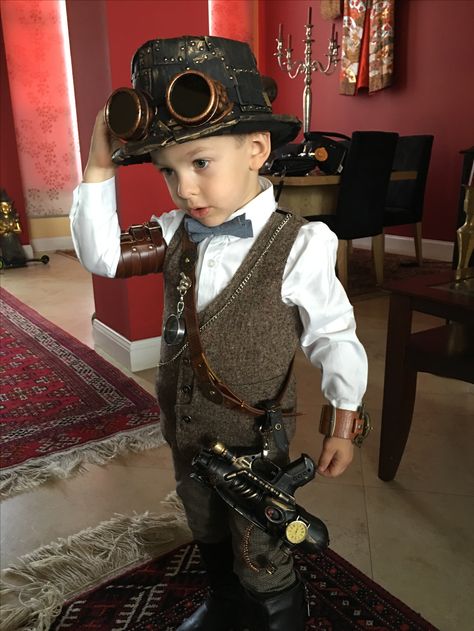 Steampunk Family Costumes, Time Traveler Costume Diy, Time Traveller Costume, Kids Steampunk Costume, Time Traveler Costume, Diy Steampunk Costume, Steampunk Costume Men, Steampunk Time Traveler, Time Traveler Outfit