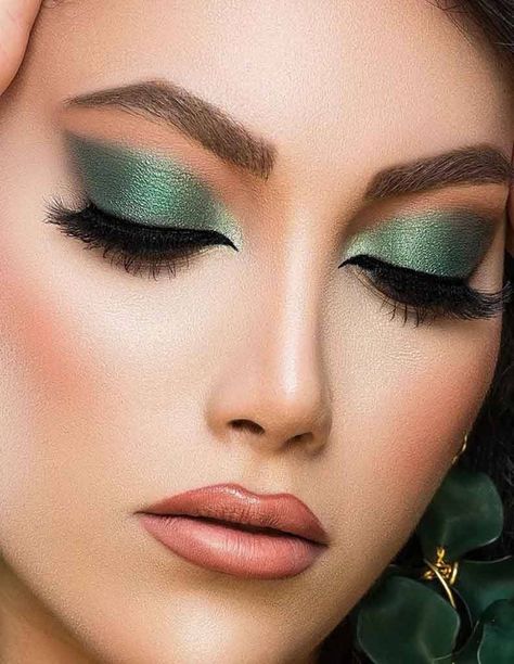 We've put together everyday looks and occasion looks, as well as easy green eyeshadow looks and more advanced ones. Anyone can wear green eyeshadow, no matter the eye colour! #greeneyeshadow #greeneyeshadowlooks #eyeshadowlooks #eyeshadowinspo #beautywithhollie #eyeshadowinspiration #colorfuleyeshadow Makeup Look For Beginners, Green Eyeshadow Looks, Green Makeup Look, Simple Eyeshadow Tutorial, Turquoise Eyeshadow, Winter Eyeshadow, Teal Eyeshadow, Smokey Eye Makeup Steps, Luxury Palette