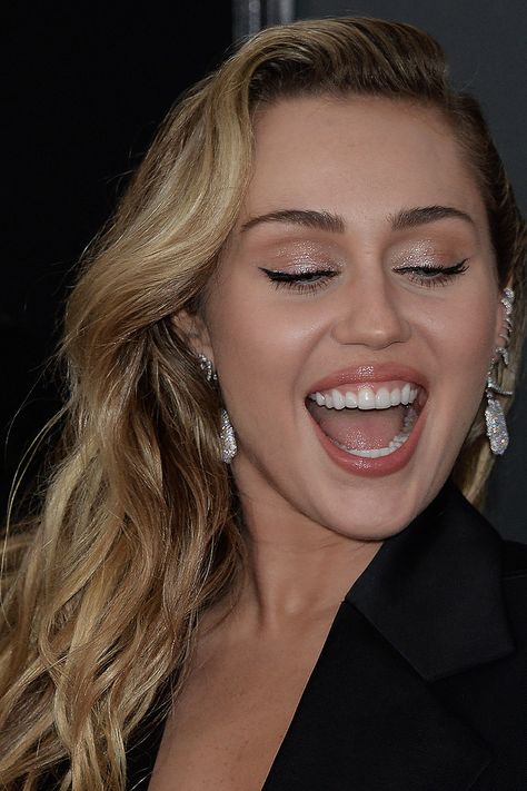 Miley Cyrus Tongue, Miley Cyrus Long Hair, Miley Cyrus Fashion, Smiley Miley, Miley Cyrus Photoshoot, Miley Cyrus Style, Noah Cyrus, Liam Hemsworth, Hannah Montana