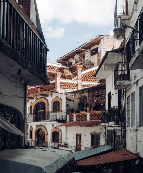 Vintage Latin America Aesthetic, Colonial Aesthetic, America Aesthetic, Amazing Buildings, Latin America, Las Vegas, Beautiful Places, Architecture, Building