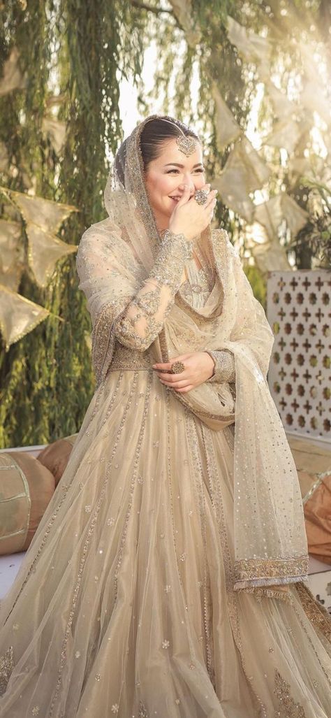 Pakistani Engagement Dresses, Simple Engagement Dress, Simple Bridal Dresses, Engagement Dress For Bride, Nikah Dress, Desi Wedding Dresses, Extension Hair, Asian Bridal Dresses, Latest Bridal Dresses