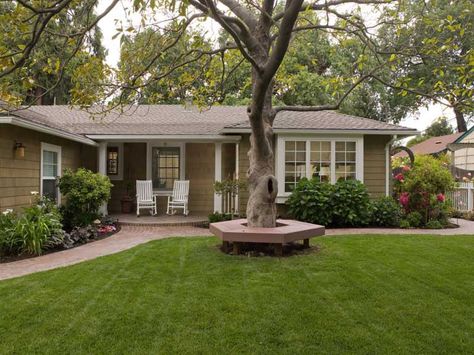 Exterior Ranch Homes, Hip Roof Design, Mid Century Modern Ranch, Ranch House Exterior, Ranch Remodel, Ranch Exterior, Brick Ranch, Stucco Homes, Home Exterior Makeover