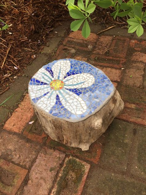 Tree Stump Garden, Stump Garden, Tree Stump Decor, Mosaic Tree, Mosaic Birdbath, Mosaic Art Diy, Mosaic Garden Art, Mosaic Art Projects, Mosaic Tile Art