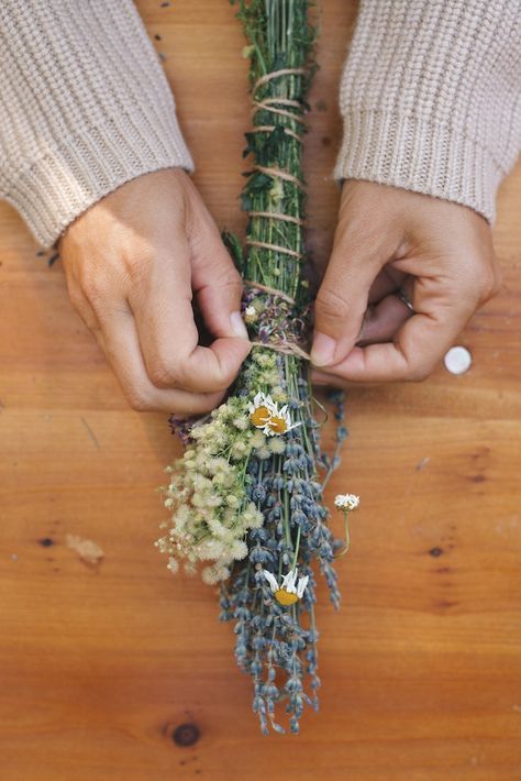 How To Wrap Lavender Bundles, Lavender Smudge, Smudge Bundles, Diy Lavender, Diy Nature, Lavender Crafts, Magia Das Ervas, Jenni Kayne, Dried Lavender