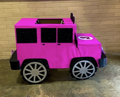 Camioneta tipo jeep de carton con tematica de barbie  #barbie #manualidades Cardboard Jeep, Kendall Birthday, Cardboard Box Car, Barbie Theme Party, Barbie Box, Barbie Theme, Barbie Barbie, Baby Birthday Cakes, Pig Lovers