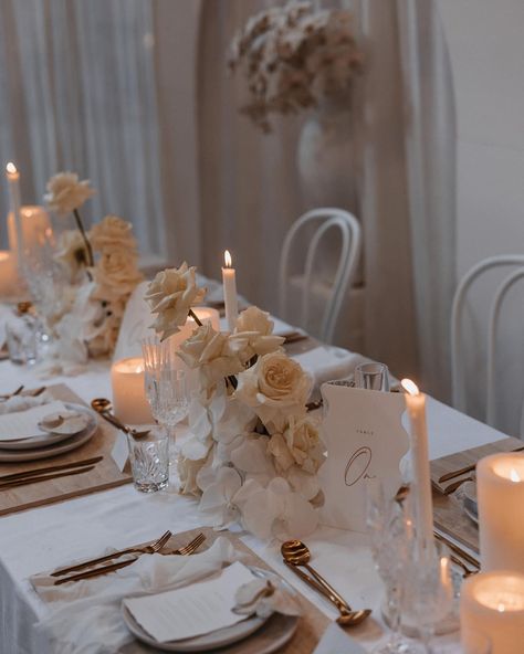 Wedding Dinner Table Setting, White Wedding Table Decor, Aesthetic Shots, Monochromatic Wedding, Table Florals, Wedding Table Designs, Low Centerpieces, Marble Wedding, Graduation Parties