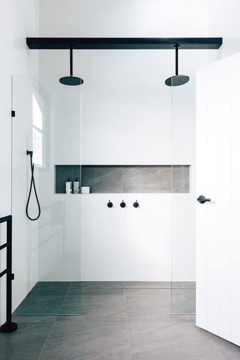 Black Fixtures, Ideas Baños, Gold Bathroom Decor, Kid Bathroom Decor, Bathroom Design Trends, Shower Niche, Bathroom Shower Tile, Hus Inspiration, Bathroom Trends