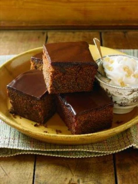 Fresh ginger and chocolate cake Chocolate Gingerbread Recipe, Whipped Greek Yogurt, Spicy Cake, Cake For Christmas, Ginger Chocolate, Chocolate Gingerbread, Dorie Greenspan, Dry Bread, Ginger Cake