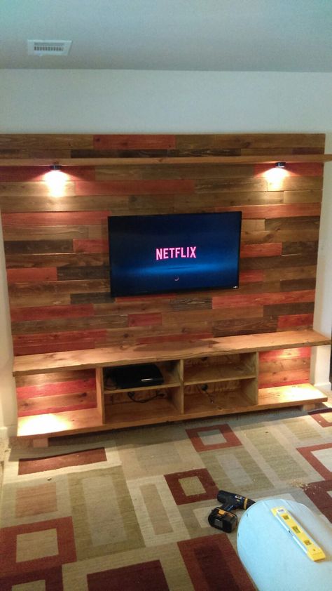 Diy Pallet Tv Wall Mount, Pallet Wood Tv Wall, Pallet Tv Stand Ideas For Living Room, Pallet Wood Tv Stand, Pallet Tv Wall, Rustic Tv Wall Ideas, Tv Lounge Ideas, Elegant Living Room Ideas, Pallet Furniture Tv Stand