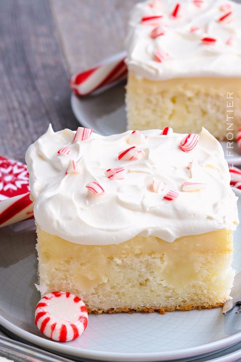 This easy peppermint poke cake is the best holiday dessert. It's a delicious, moist cake that's perfect for holiday parties. Peppermint Poke Cake, Peppermint Treats, Cookie Bars Easy, Peppermint Cake, Home Decor Photography, Peppermint Cream, Moist Cake, Christmas Foods, Poke Cakes