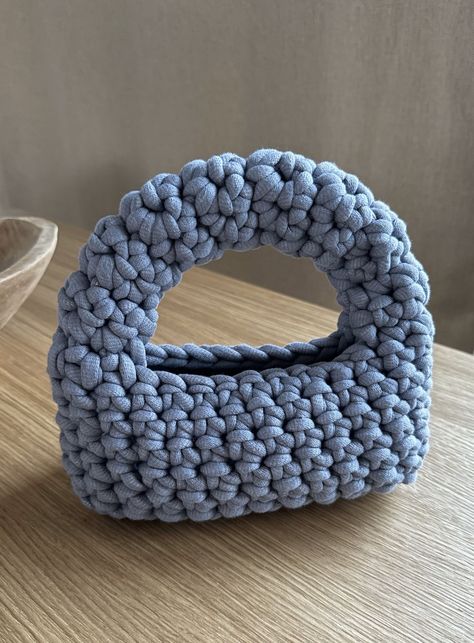 Step-by-step instructions for crocheting a stylish and functional mini bag. Perfect for everyday use or as a stylish addition to your Crochet Bags Pattern, How To Crochet Bag, Crochet Bags Ideas, Crochet Mini Bag Free Pattern, Crochet Easy Ideas, Cute Crochet Ideas Easy, Knitted Gift Ideas, Corchetes Ideas, Mini Crochet Bags