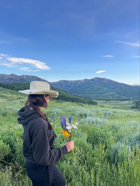 Cabin Night, Dream Asthetic, Picture With Friends, Ranch Cowgirl, Cowgirl Summer, Hats Cowboy, Everything Country, Outfit Inspo Summer, Friend Poses