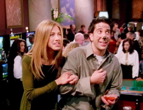 Ross And Rachel Halloween Costume, Rachel Halloween Costume, Quick Halloween Costumes, Rachel Friends, Ross And Rachel, Couple Costumes, Ross Geller, Joey Tribbiani, Monica Geller