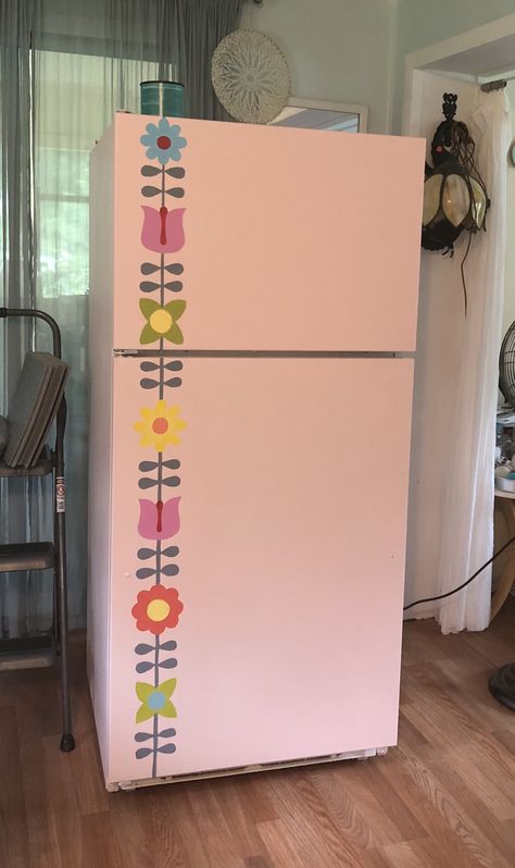 Painted Fridge Diy Painted Fridge, Painted Fridge Diy, Old Fridge Makeover, Pastel Fridge, Painted Mini Fridge, Fridge Painting Ideas, Decorated Fridge, Painted Oven, Painted Refrigerator