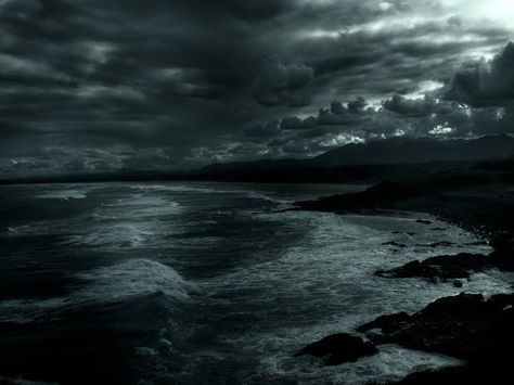 Dark Beach, Stormy Sea, Blue Hour, Grunge Aesthetic, استوديو الصور, Resident Evil, Dark Aesthetic, Mother Nature, The Ocean