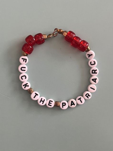 Taylor Swift Concert Outfit Ideas Red, Friendship Bracelets Taylor Swift Ideas, Taylor Friendship Bracelet, Red Friendship Bracelet, Friendship Bracelets Taylor Swift, Taylor Swift Bracelets, Bead Friendship Bracelet, Eras Bracelets, Friendship Bracelets Ideas