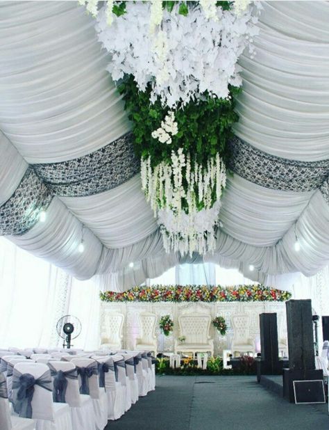 Tenda Nikahan, Tent Decorations Wedding, Dekorasi Wedding, Indian Wedding Decorations Receptions, Wedding Tent Decorations, Reception Stage Decor, Wedding Ceiling, Head Table Wedding, Wedding Background Decoration