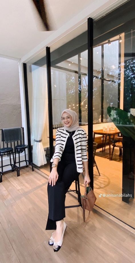 wanita hijab cantik modern Ootd Hijab Simple, Outfit Ngampus, New Hijab, Ootd Hijab Style, Ootd Simple, Outfit Hijab Casual, Ootd Hijab Casual, Rok Outfit, Hijab Simple