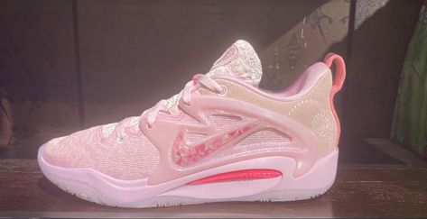 Basketball Wishlist, Aunt Pearls, Vb Shoes, Zapatillas Nike Basketball, Basketball Shoes Kyrie, Kids Volleyball, Bball Shoes, Cute Running Shoes, Bb Shoes